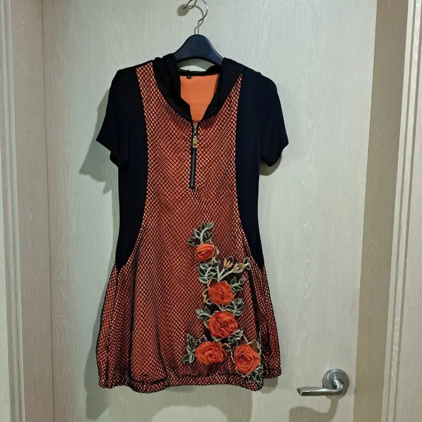 [BUNJANG] Flower Embroidered Hooded Dress / 후드 원피스 오렌지 블랙 플라워 자수