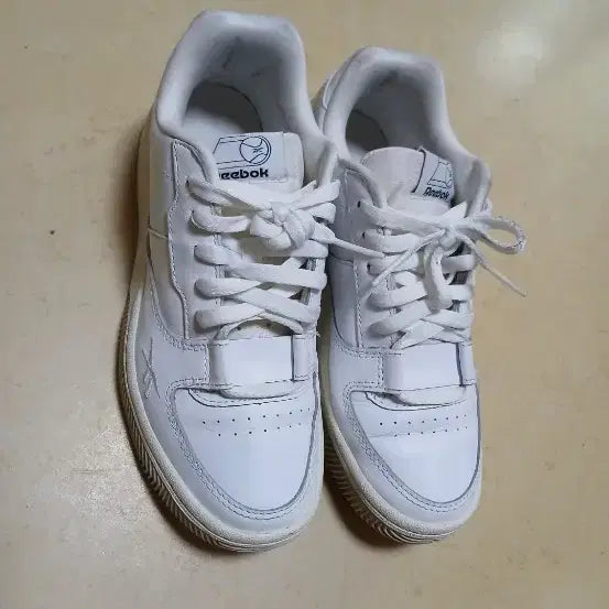 [BUNJANG] Reebok Classic White Leather Sneakers / 깔끔한 리복 클래식 흰색 가죽 운동화예요사진에서 보이는 것처럼 전체적으
