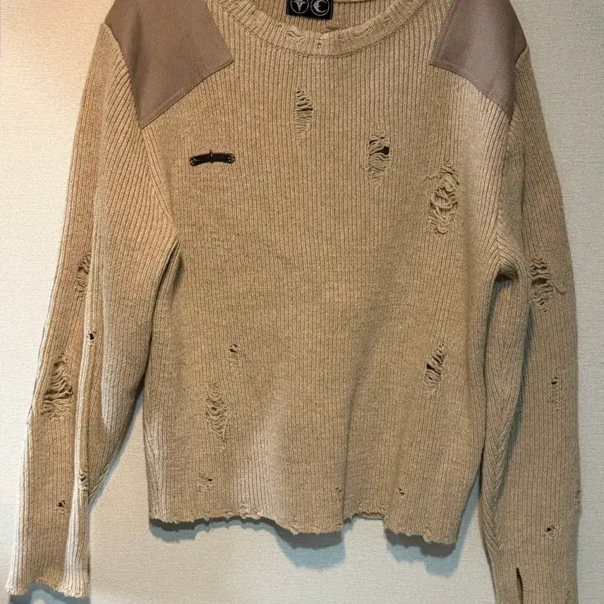 [BUNJANG] THUG CLUB Berlin Distressed Patch Knit Sweater Desert / 떠그클럽 베를린 디스트로이드 패치 니트 데저트