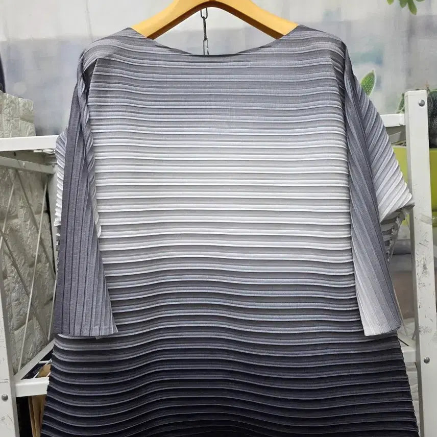 [BUNJANG] Pleats Please Issey Miyake Gradient Pleated Short Sleeve Top / 플리츠플리즈 이세이미야케 85 그라데이션 플리츠 반소매 탑 WN13