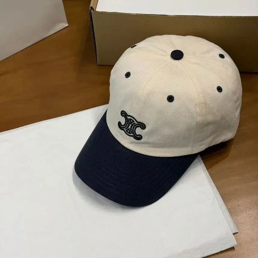 [BUNJANG] Celine Triomphe Embroidered Colorblock Cap Unisex / 셀린느 상징 트리옹프 수놓음 컬러 배색 볼캡 남녀 공용 데일리룩 모자