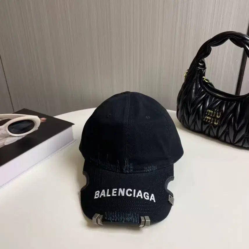 [BUNJANG] Balenciaga Embroidered Logo Baseball Cap / 깔끔한 발렌시아가 자수 야구캡 청년 아피시룩 여행용 남녀 겸용 모자