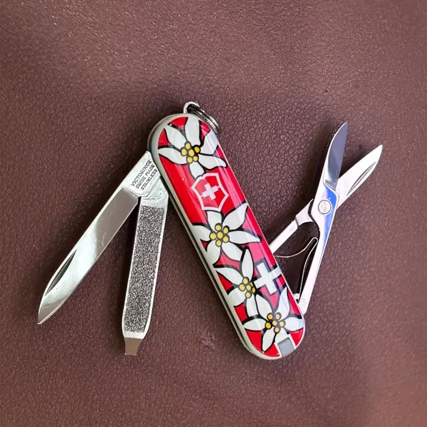 [BUNJANG] Victorinox Classic Floral Minimalist Multi-tool Knife / 빅토리녹스 꽃무늬 클래식 미니멀티툴 맥가이버 칼