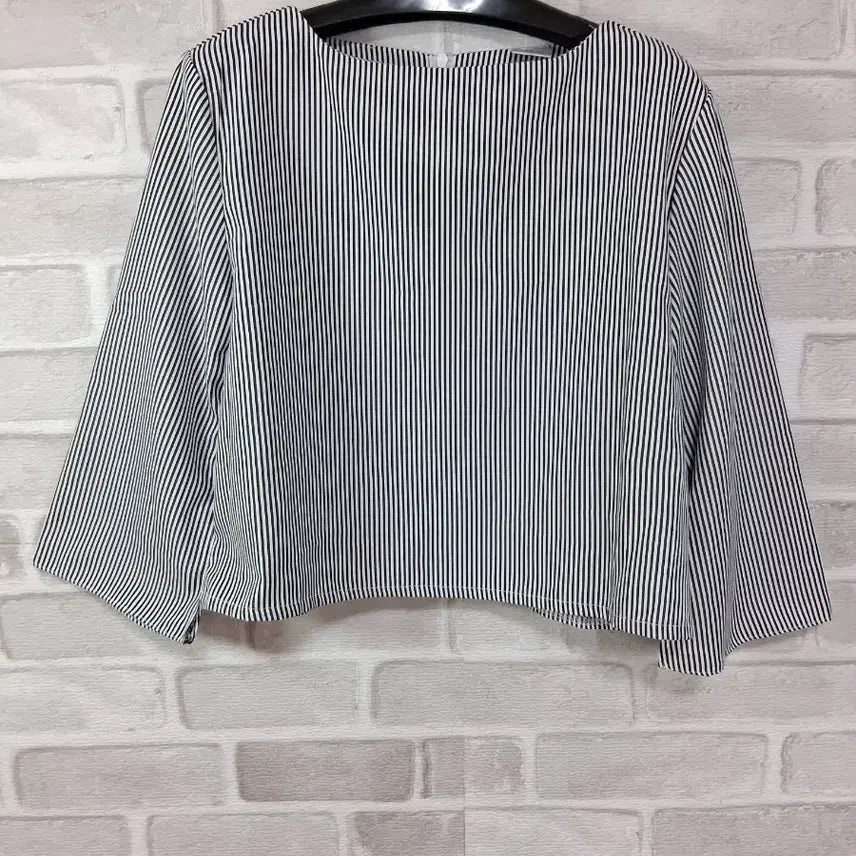 [BUNJANG] Vertical Stripe Cropped Blouse / 세로 스트라이프 크롭 블라우스
