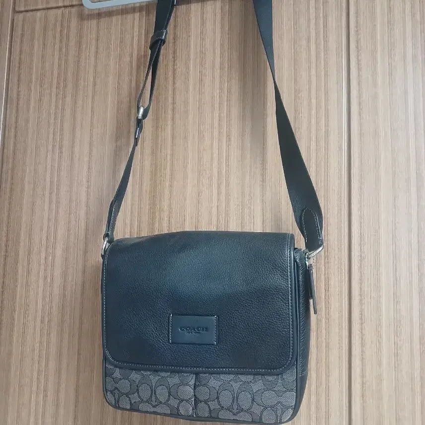 [BUNJANG] Coach Men's Signature Crossbody Bag / 코치 남성용 시그니처 크로스백