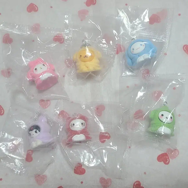 [BUNJANG] Sanrio New Flocking Bag Charm Figures Set of 6 Sealed Bundle Set / 산리오 신상 가챠 후로킹 백참타공 피규어  미개봉 6개세트  일괄판매