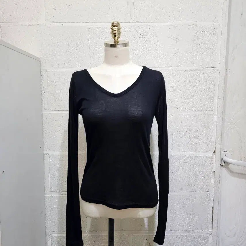 [BUNJANG] V-Neck Long Sleeve Gauze Cotton T-Shirt - Black / 얇은재질의 거즈면 브이넥 긴팔- 블랙