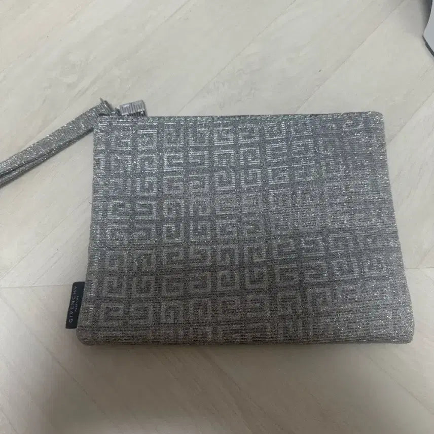 [BUNJANG] Givenchy Silver Pouch Clutch / 지방시 클러치 실버 파우치