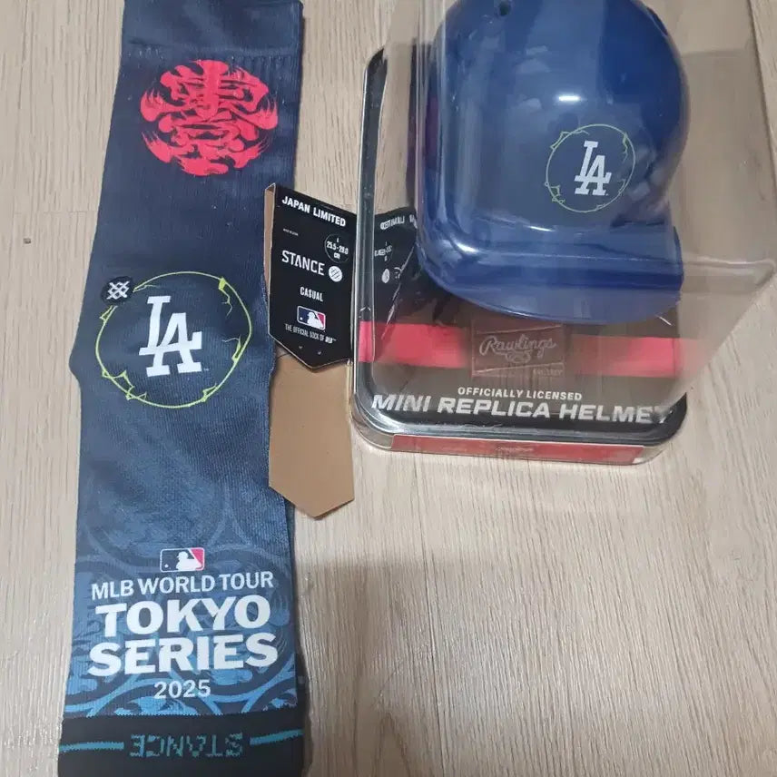 [BUNJANG] Tokyo Series Replica Helmet + Stance Limited Edition Socks Set (Unsealed) / 2025 도쿄시리즈 레플리카 헬멧 + 스탠스 한정판 양말 세트 미개봉