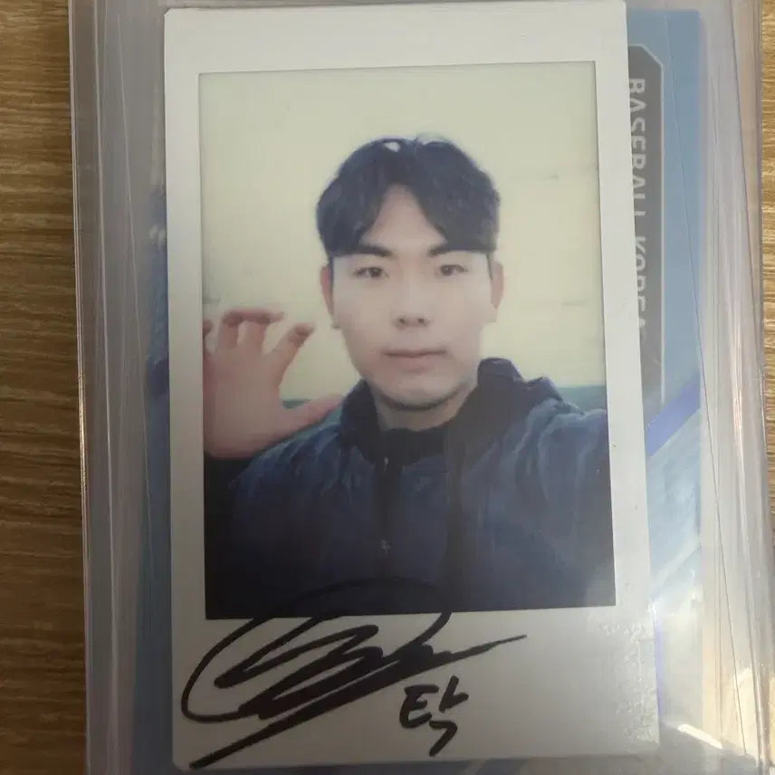 [BUNJANG] Sung Young-tak Kia Tigers Autographed Polaroid Photo / 기아 성영탁 친필사인 폴라로이드 사진