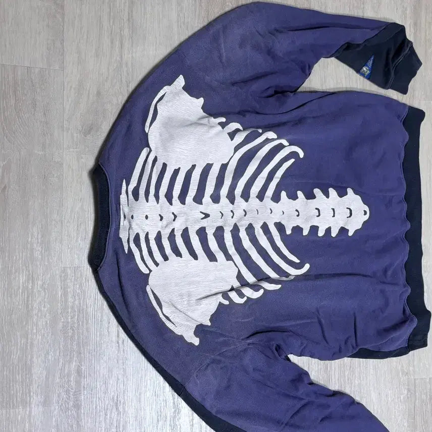 [BUNJANG] Capital Two-Tone Big Fleece Sweatshirt / 캐피탈 투톤 빅 플리스 스웻셔츠