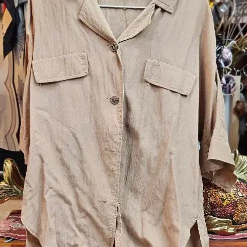[BUNJANG] Olivia Hassler Beige Pocket Detail Button-Up Shirt / Olivia Hassier 브랜드의 베이지색 셔츠입니다.  베이지색 셔츠