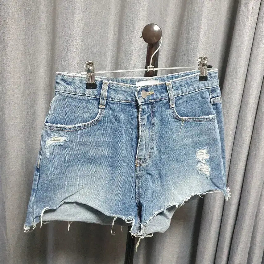 [BUNJANG] Levi's Distressed Denim Shorts / L데미지 반바지