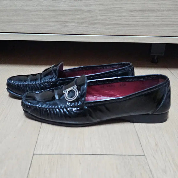 [BUNJANG] Salvatore Ferragamo Black Patent Gancini Buckle Women's Loafers 235 / 페라가모 블랙 페이던트 아이코닉 간치니 버클 여성로퍼 235
