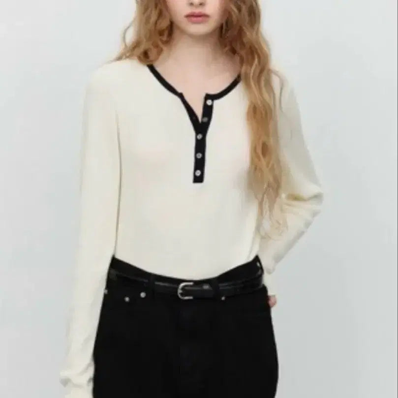 [BUNJANG] Dunst Women's Button Round Neck Knit 24SS / 던스트 여성용 버튼 라운드넥 니트 24SS