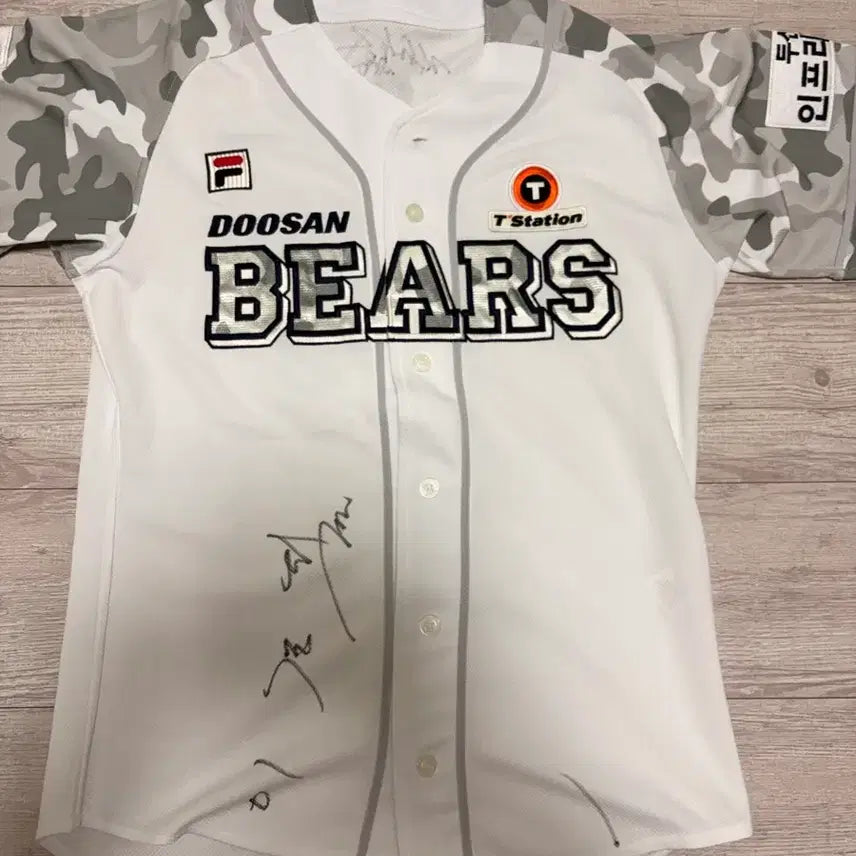 [BUNJANG] Doosan Bears Ryu Ji-hyuk Autographed FILA Military Jacket / 두산베어스 필라 밀리터리 류지혁 사인 5개