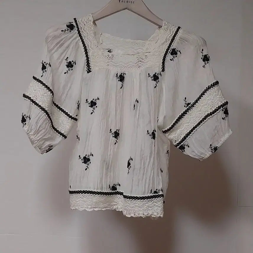 [BUNJANG] White Flower Embroidery Square Neck Blouse (Size 55-66) / 화이트 플라워 자수 스퀘어넥 블라우스 55-66
