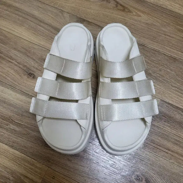 [BUNJANG] UGG Height-Increasing Sandals Slippers White 240mm / UGG 키높이 샌들 슬리퍼 240