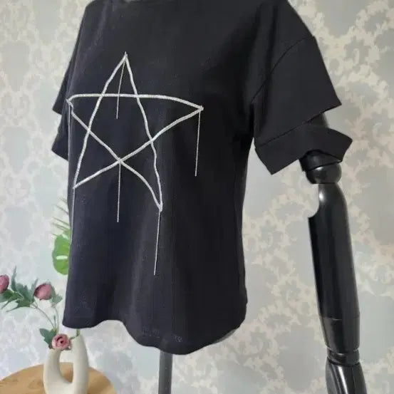 [BUNJANG] Star Embellished Short Sleeve T-Shirt / 변포인트 절개반팔티