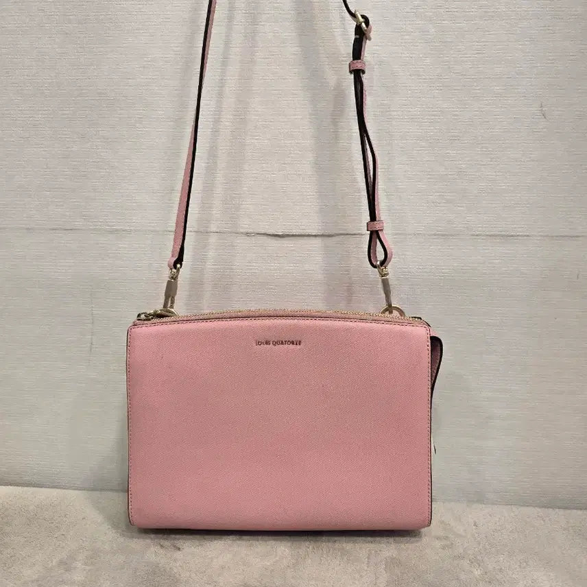 [BUNJANG] Louis Quatorze Pink Leather Crossbody Bag / 루이까또즈 핑크 크로스백
