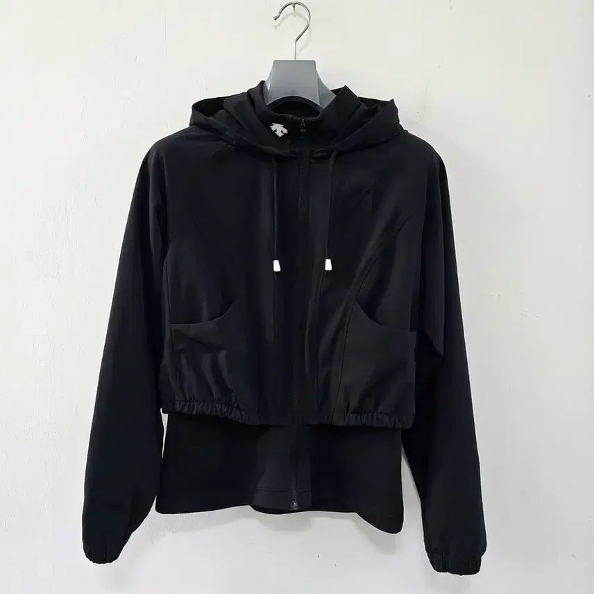 [BUNJANG] Descente Black Cropped Hooded Windbreaker / 데상트 블랙 크롭 후드 바람막이 85