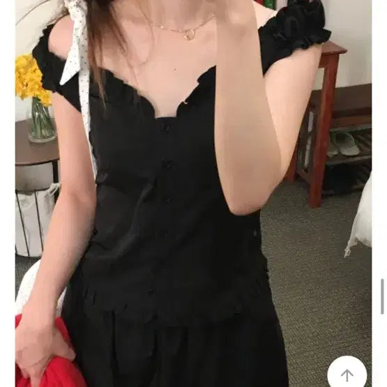 [BUNJANG] Frill Pintuck Slim Fit Sleeveless Blouse / 프릴 핀턱 슬림핏 나시 블라우스