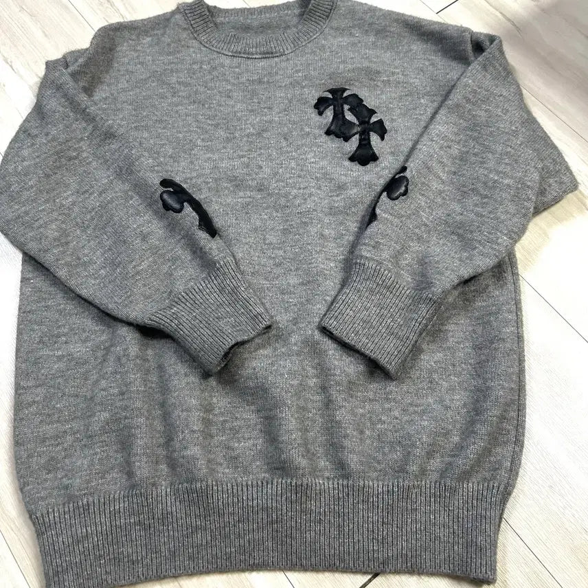 [BUNJANG] Cross Patch Loose Fit Knit with Hand Warmers (Gray) / 십자가 패치 루즈핏 니트 (손등워머 / 그레이)