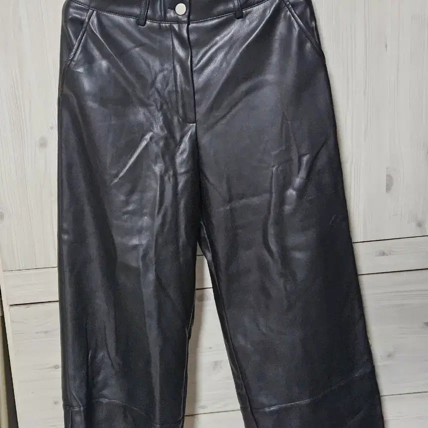 [BUNJANG] Gang Sisters Faux Leather Wide Crop Pants / 강자매 레자 와이드 크롭 팬츠