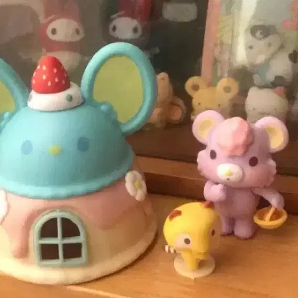 [BUNJANG] Sanrio My Melody Kitty Strawberry House Diorama Set / 레어!!! 일본 고전풍 마이멜로디 키티 플랫 쥐 너구리 고양이 딸기하우스
