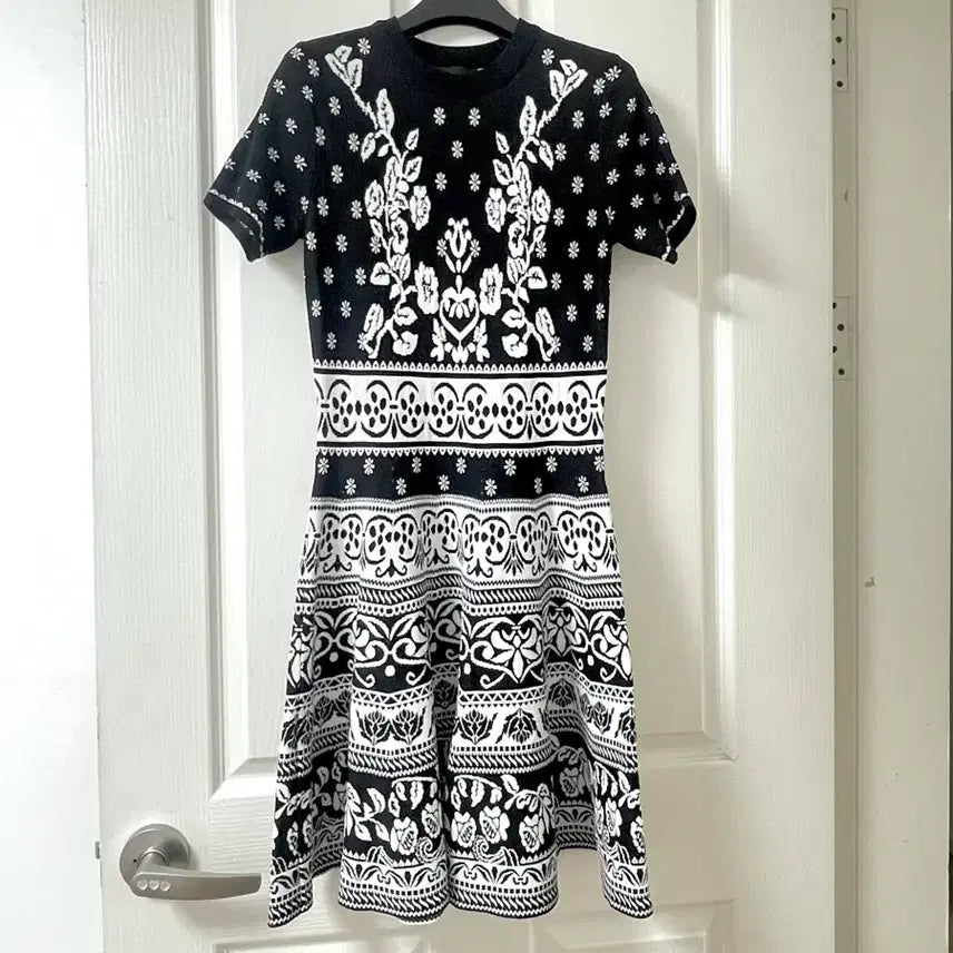 [BUNJANG] Satin Floral Pattern Knit Short Sleeve Mini Dress Black White / SATIN 샤틴 패턴 여름 니트 반팔 미니 원피스 블랙 화이트 55 44