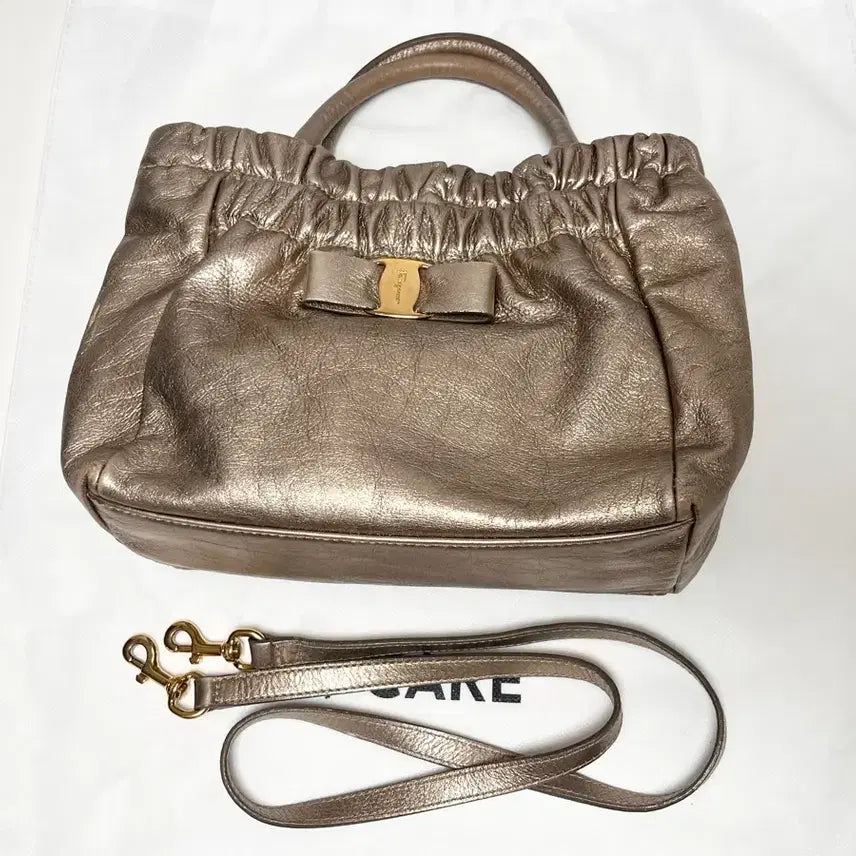 [BUNJANG] Salvatore Ferragamo Vara Ribbon Leather Drawstring Top Handle Crossbody Bag / 정품 페라가모 바라리본 가죽 셔링 복조리형 탑핸들 크로스백