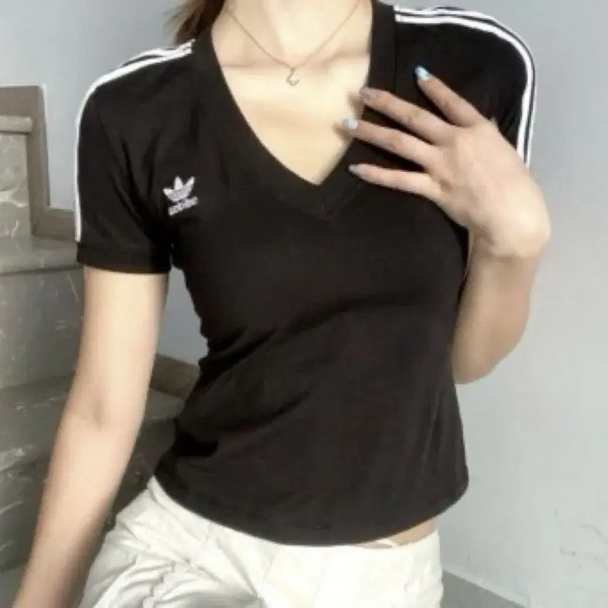 [BUNJANG] Adidas Three-Stripe V-Neck Slim T-Shirt Black / 아디다스 삼선 브이넥 슬림 티셔츠 블랙