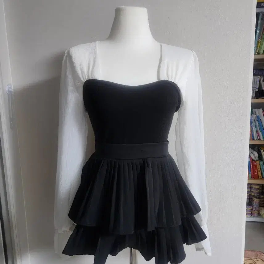 [BUNJANG] Black & White Bustier + Frill Skirt Set / 블랙 화이트 뷔스티에 +프릴 스커트 세트