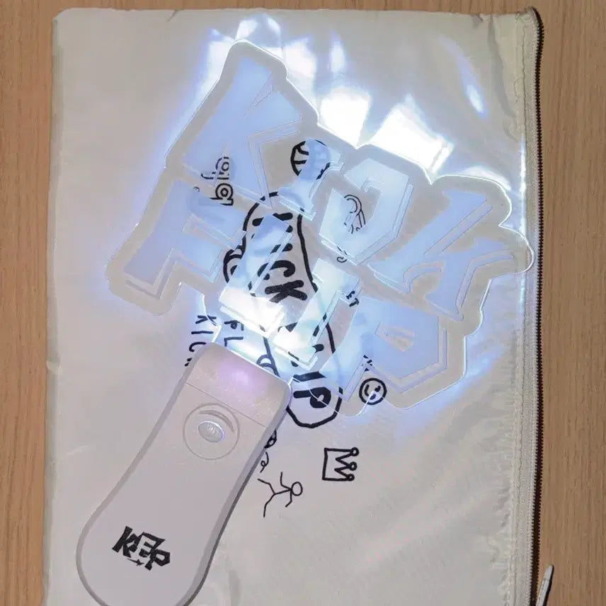 [BUNJANG] Kickflip Official Lightstick Pouch / 킥플립 임시 응원봉 양도 파우치