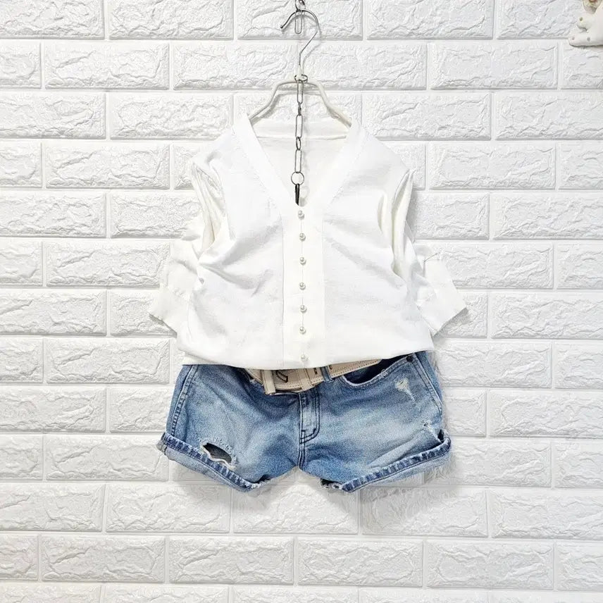 [BUNJANG] Pearl Button V-Neck T-Shirt / 깔끔한 티셧