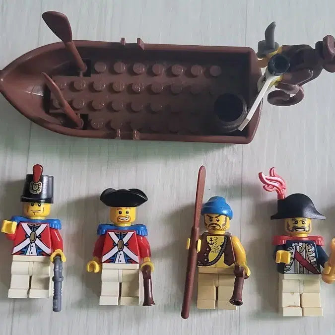 [BUNJANG] LEGO Pirates Boat Minifigure Set with Color Deterioration on Some Figures' Legs / 레고 해적 보트 미니피규어 포함  기체하고요   피규어  다리에  변질이
