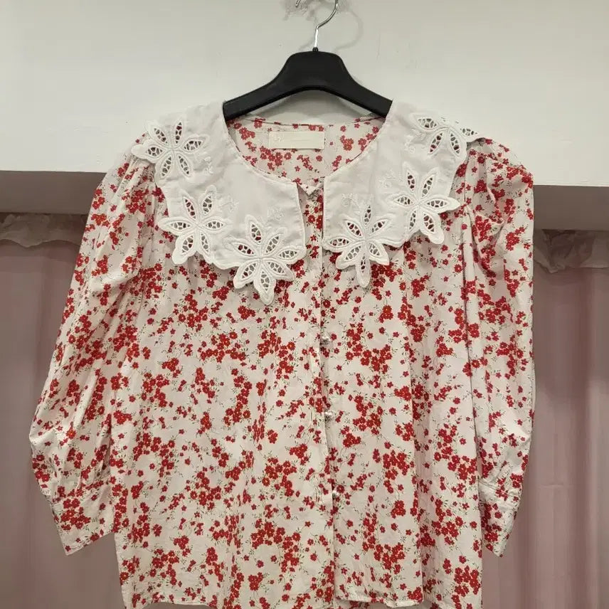[BUNJANG] Flower Lace Collar Blouse / 플라워 레이스 카라 블라우스