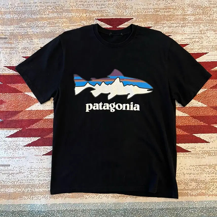 [BUNJANG] Patagonia Fitz Roy Trout Logo Short Sleeve T-Shirt Black L / 파타고니아 피츠로이 트라웃 로고 반팔 티셔츠 [블랙] L/100