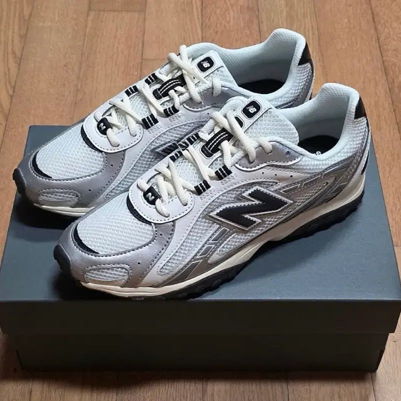 [BUNJANG] New Balance 204L Silver Metallic Black Sneakers 285 / 뉴발란스 204L 실버 메탈릭 블랙 285