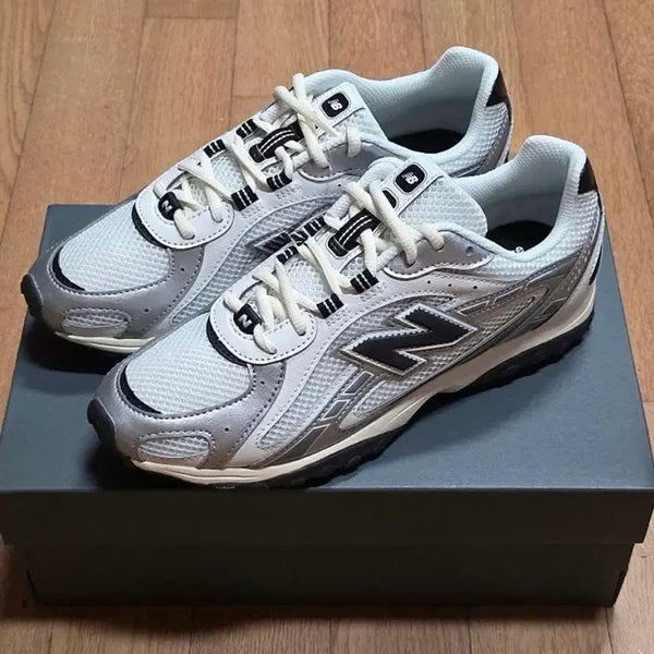 [BUNJANG] New Balance 204L Silver Metallic Black Sneakers 285 / 뉴발란스 204L 실버 메탈릭 블랙 285