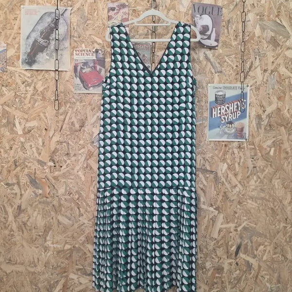 [BUNJANG] Pleated Hem V-Neck Sleeveless Dress One Size / 밑단 플리츠 브이넥 민소매 원피스 F