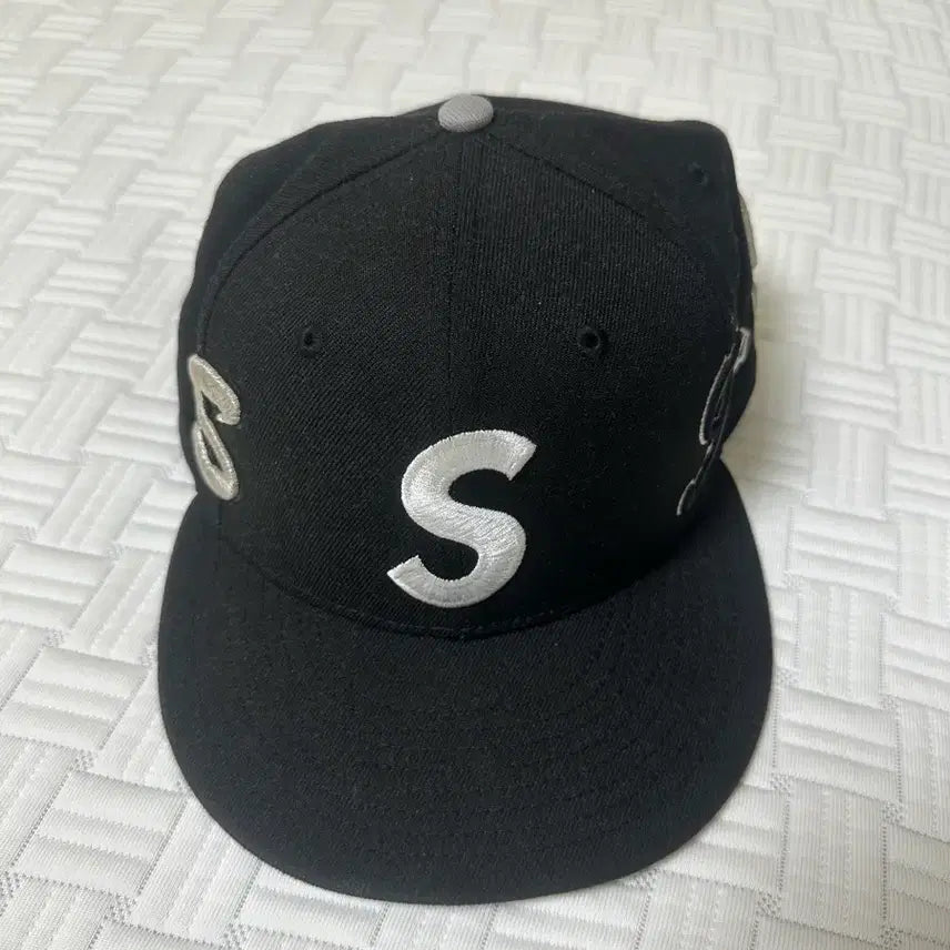 [BUNJANG] Supreme New Era S Logo Black Cap 7 1/2 (59.6cm) / 슈프림 뉴에라 S 로고 블랙캡 712사이즈 (59.6cm)