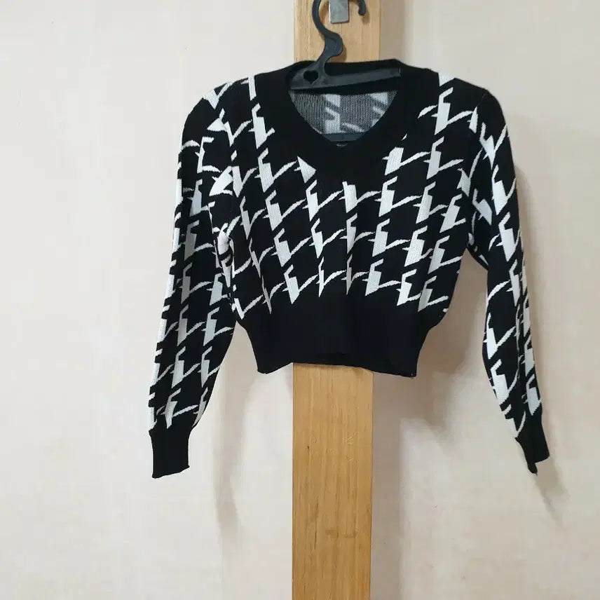 [BUNJANG] Houndstooth V-Neck Cropped Knit Top / 모던한 하운드투스 패턴 V넥 크롭 니트 44~ 55