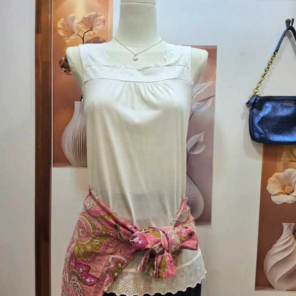 [BUNJANG] Japanese Eyelet Lace Square Neck Sleeveless Top / 일본 아일렛 레이스 스퀘어넥 슬리브리스 탑
