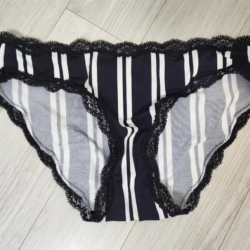 [BUNJANG] Emefeel Striped Women's Panties (Used) / (중고) 스트라이프 여성팬티- 에메필