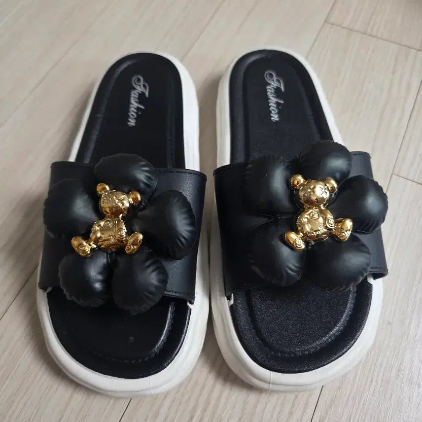 [BUNJANG] Comfortable Cushion Slides Sandals with Bear and Flower Charm / 쿠션편한 슬리퍼샌들