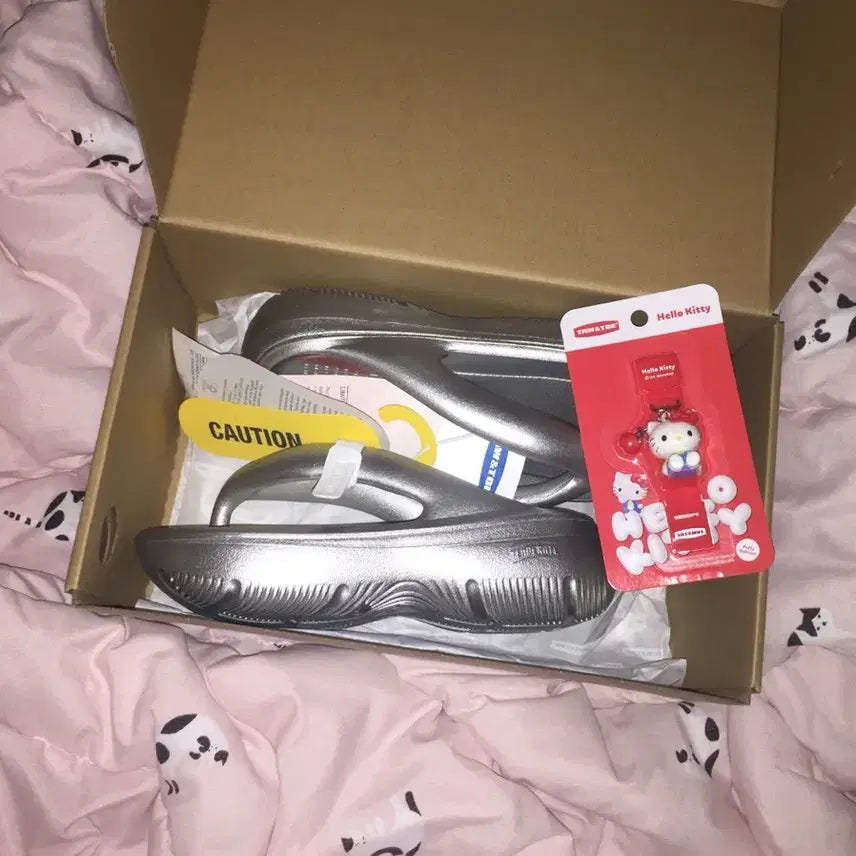 [BUNJANG] Toe And Toe x Hello Kitty Jelly Slides Silver 240 (Full Box) / 토앤토 헬로키티 쪼리 240(풀박스)