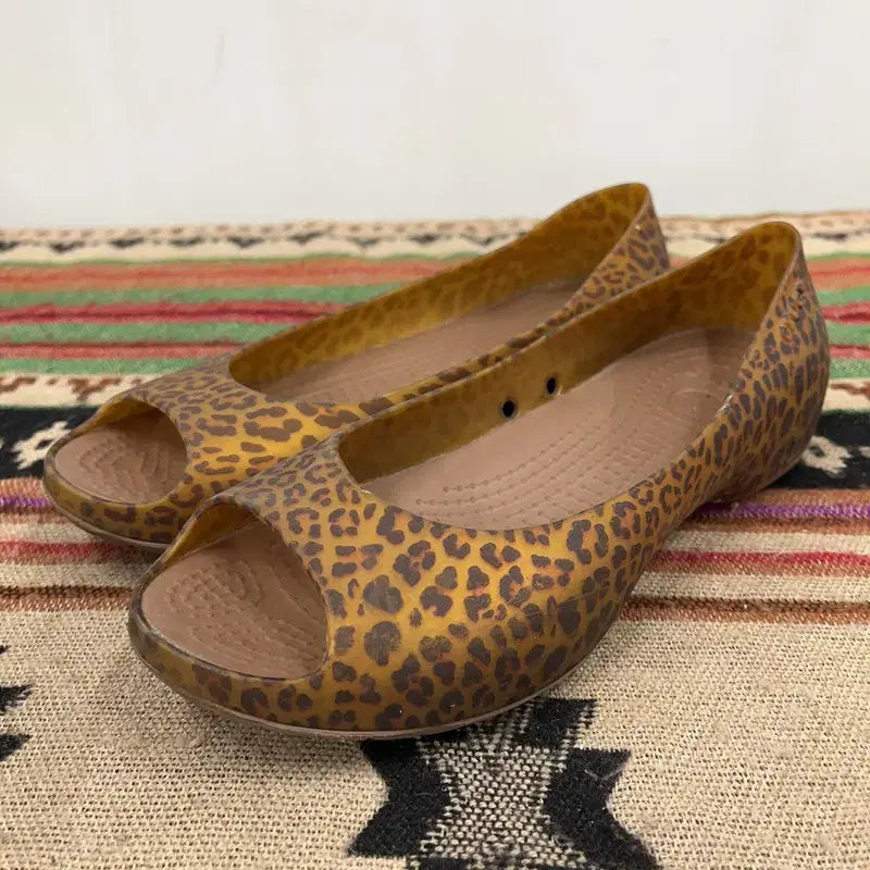 [BUNJANG] Crocs Leopard Jelly Flats Shoes W5 / 크록스 레오파 젤리슈즈 플랫슈즈 W5 X02125