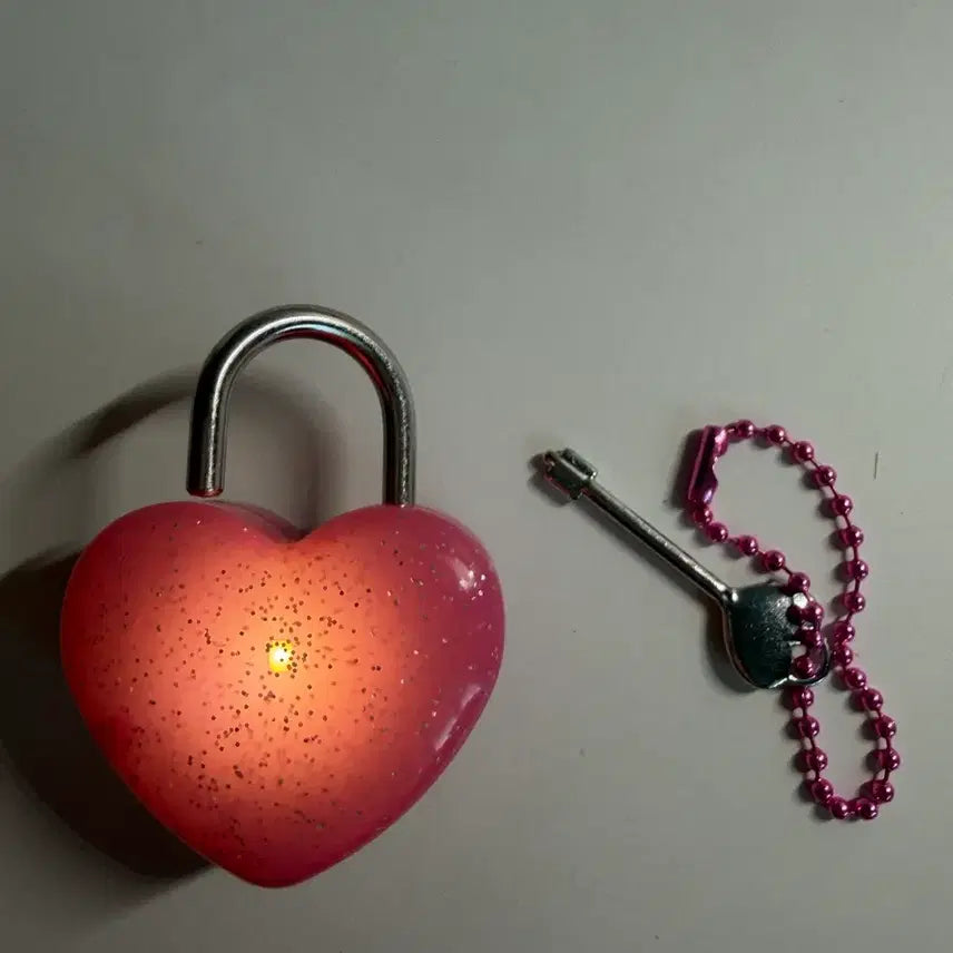 [BUNJANG] Japanese LED Light-Up Heart Lock Keychain Gacha / 일본 발광 LED 하트 자물쇠 키링 가챠가챠 팝니다