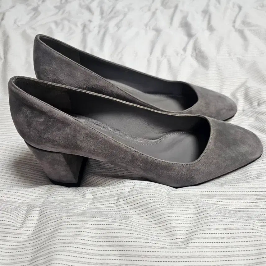 [BUNJANG] Salvatore Ferragamo Suede Pumps / 페레가모 스웨이드 구두 새상품